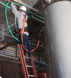Técnico de WIFIMAX NETWORK trabajando en altura con arnés